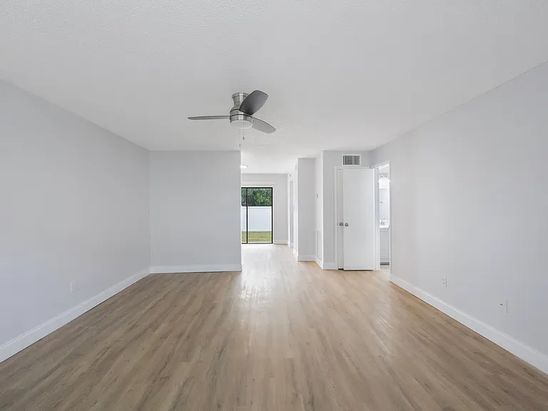 200 Westwood Ter N #122 — Photo 1