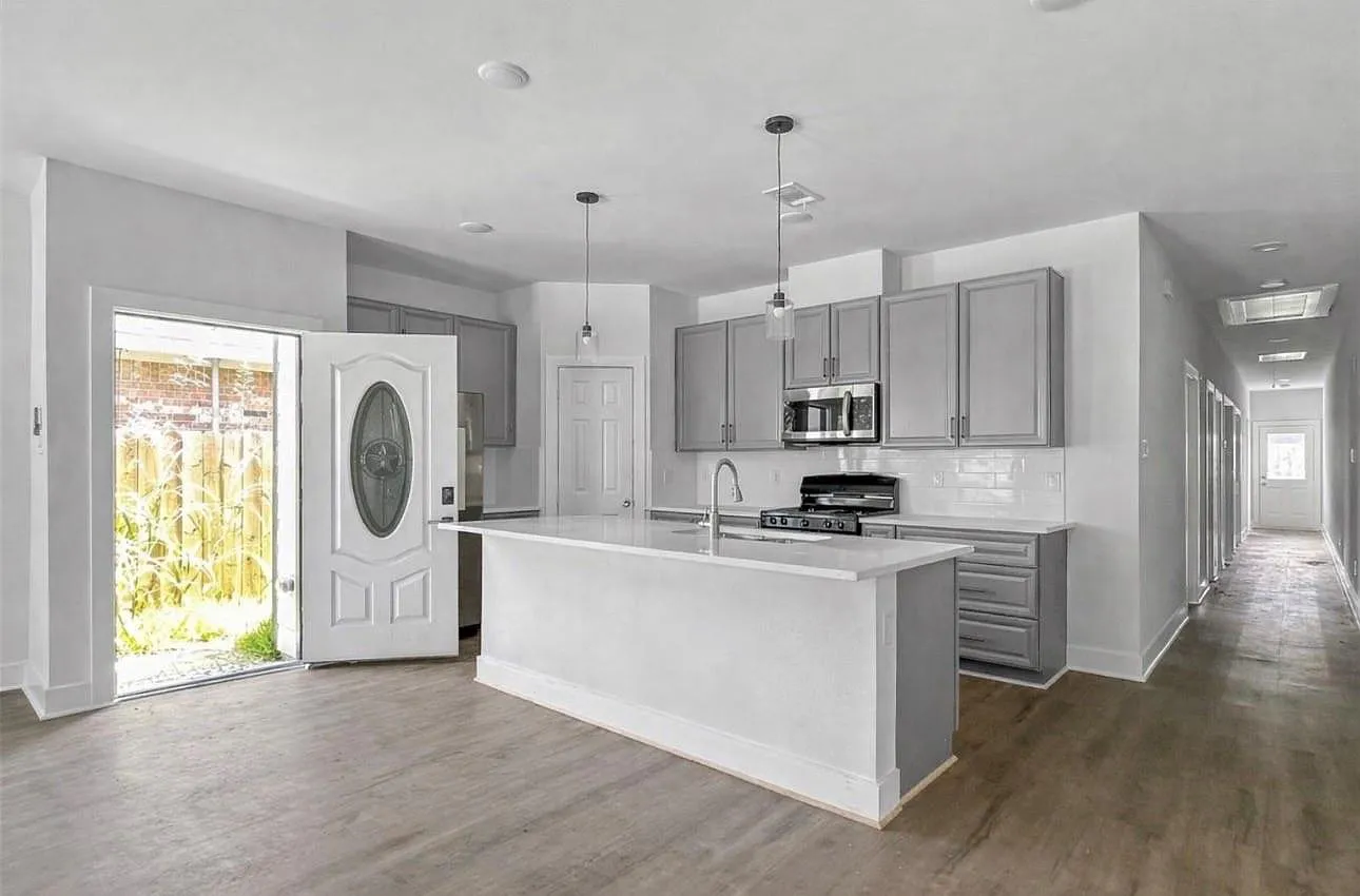 3 bed, 2.0 bath, 2590 sqft, $1,800 — Photo 3