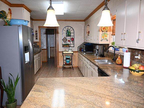 3rd image of 721 W George Pike Ln