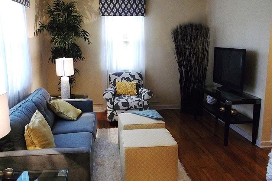 Unfurnished hall space + 2 closet spaces