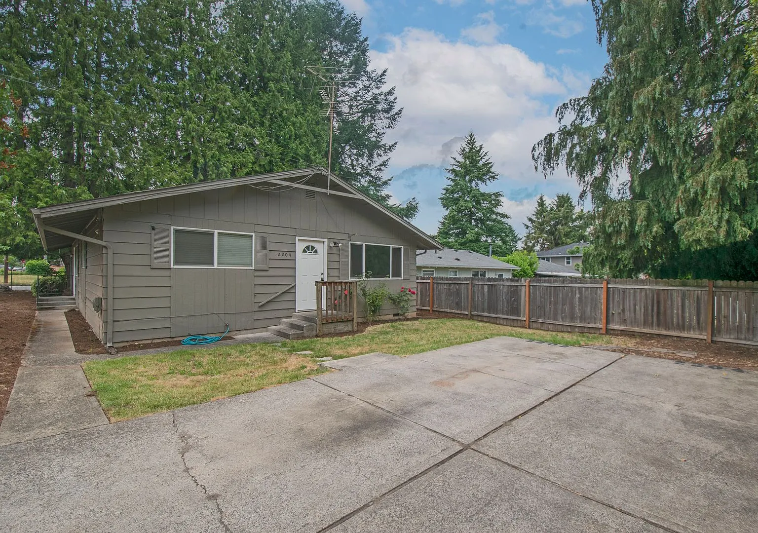 Cozy 2BD Duplex With Driveway Parking In Rose Village Neighborhood! — Photo 2