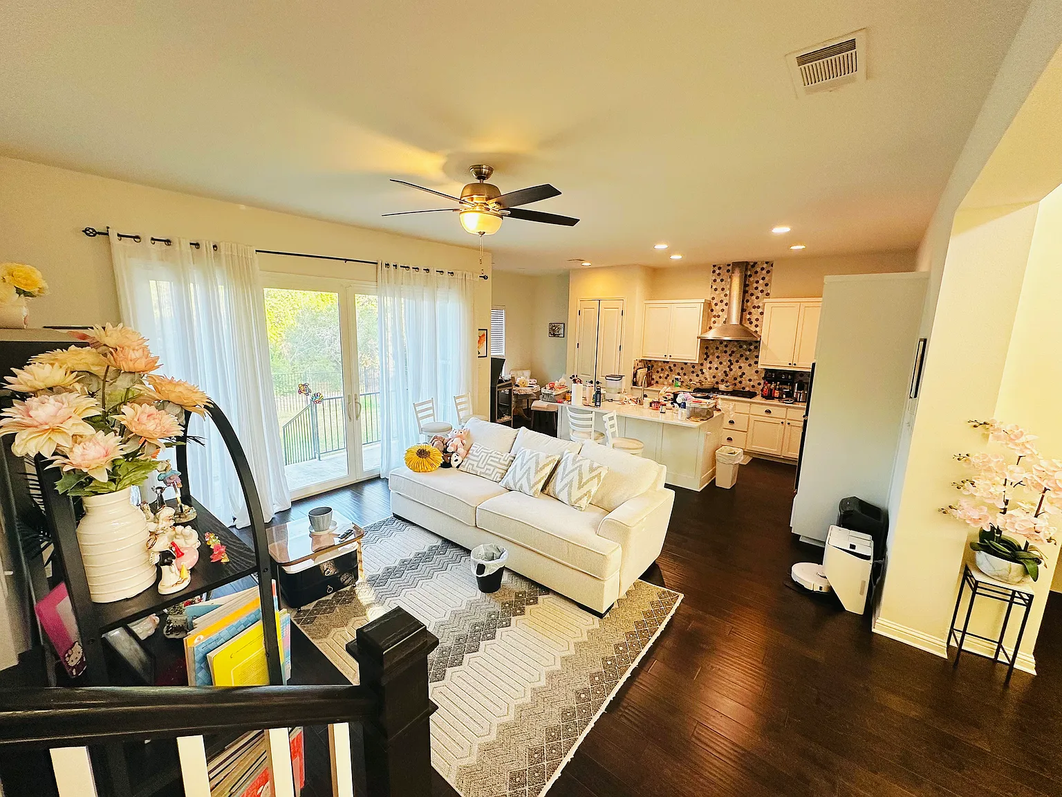 4 bed, 3.5 bath, 2700 sqft, $3,900 — Photo 1