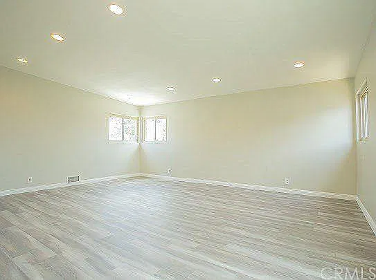 5 bed, 2161 sqft, $4,600 — Photo 2