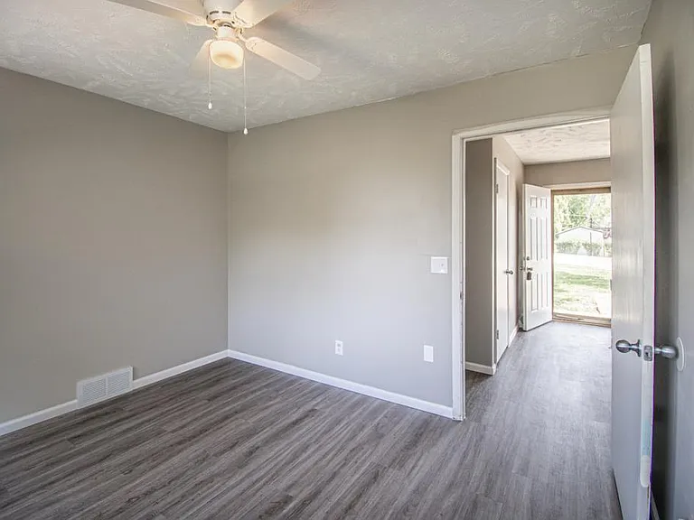 1220 Hillcrest Dr — Photo 20