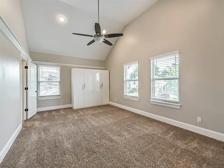 1317 Chantilly Ln — Photo 32