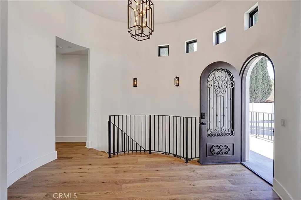 5 bed, 4.5 bath, 5500 sqft, $11,250 — Photo 2
