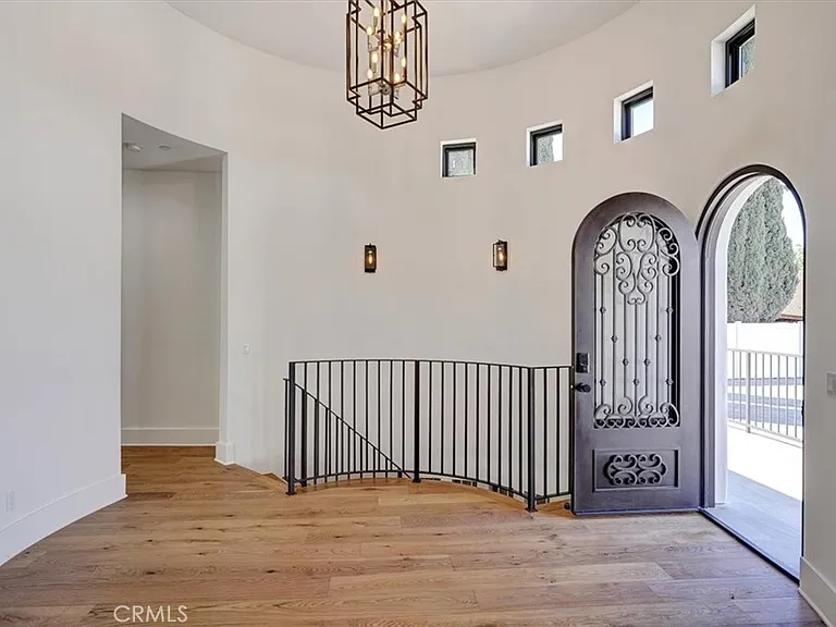 5520 Woodlake Ave — Photo 2