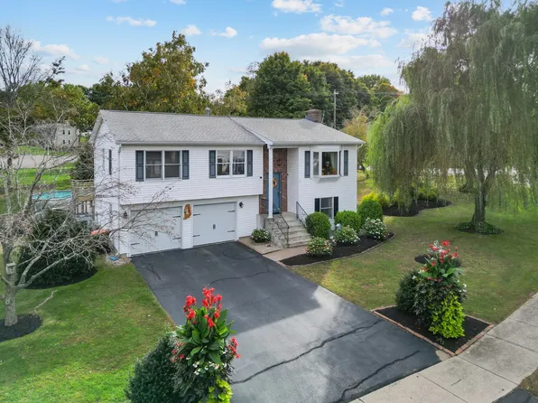 8 Oriole Dr, Feeding Hills, MA 01030