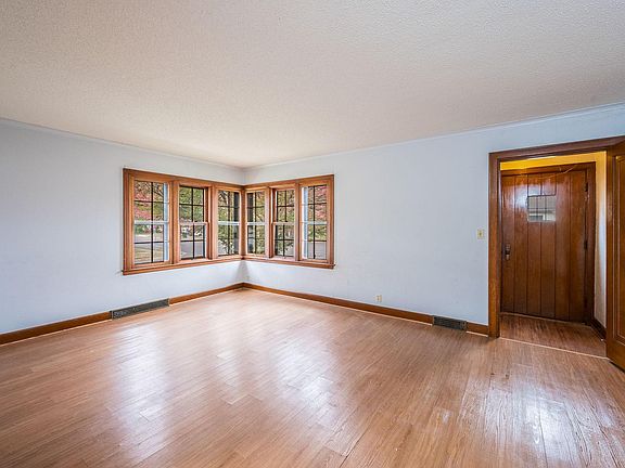 5th image of 602 E Blue Earth Ave