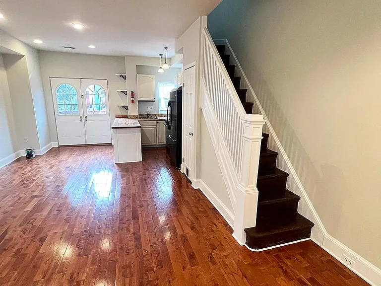 770 Columbia Rd NW — Photo 2