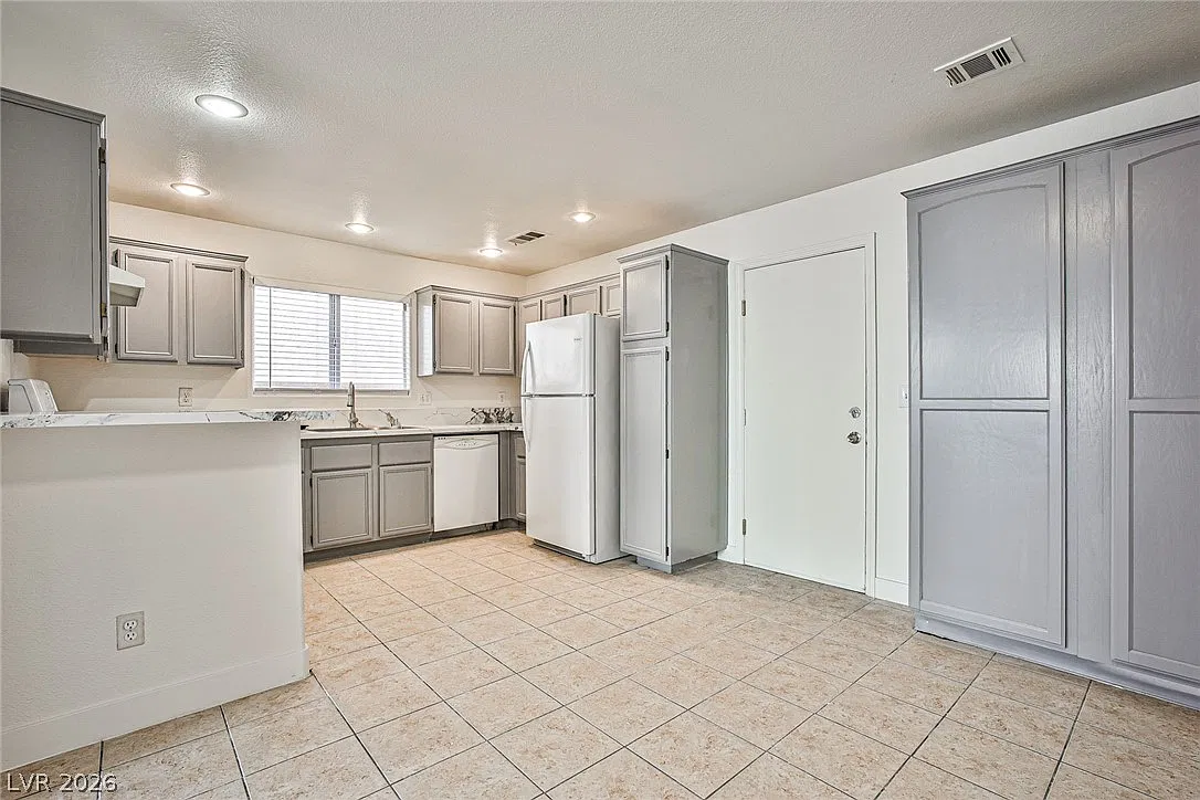 3 bed, 2.5 bath, 1468 sqft, $1,950 — Photo 3