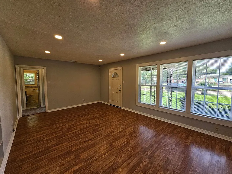 2023 E Illinois Ave — Photo 17