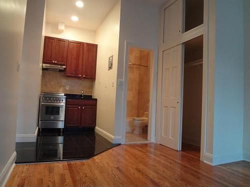 1st image of 27 W 87th St