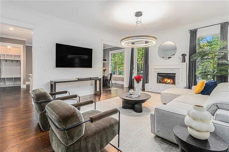 5 bed, 5.0 bath, 4434 sqft, $6,000 — Photo 4