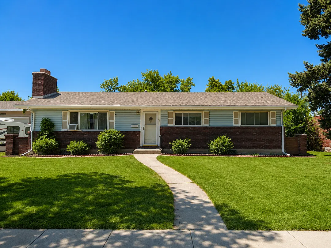 Spacious 5-Bed House with In-Unit Laundry in Colorado Springs, CO — Photo 2