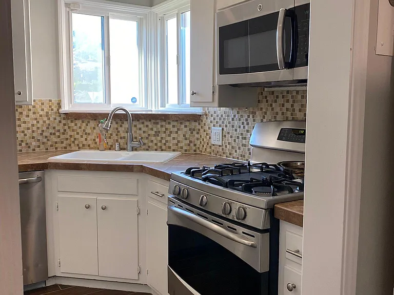 1610 Winona Ave — Photo 9