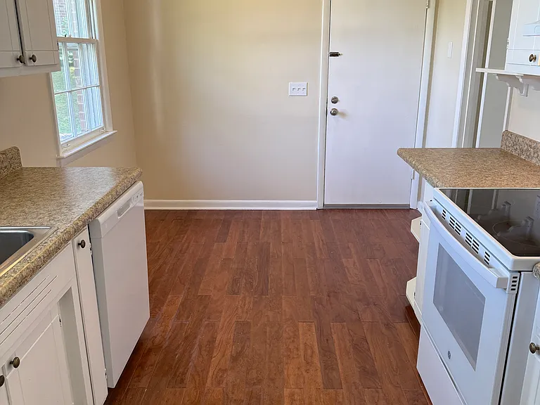 608 Sue Ct — Photo 7
