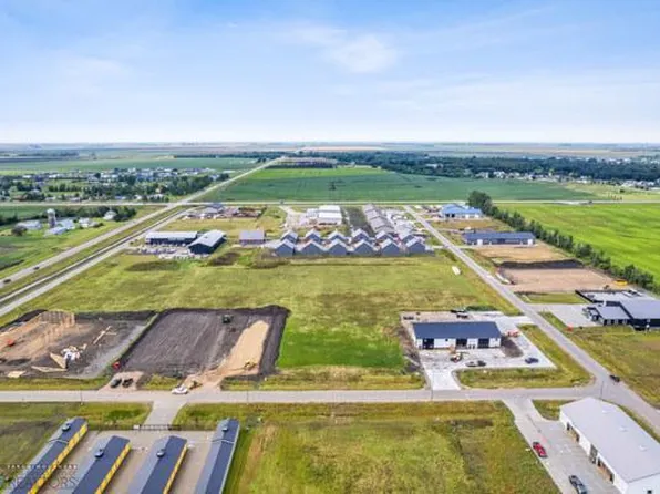 1015 5th St E, Horace, ND 58047