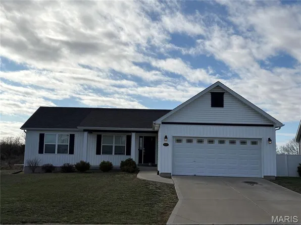 829 Warrior Ridge Dr, Warrenton, MO 63383