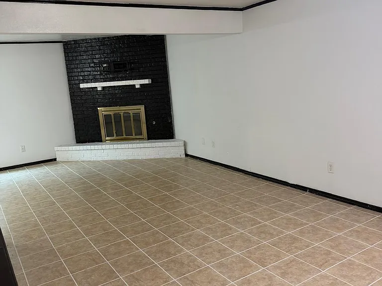 617 SW 10th St — Photo 5