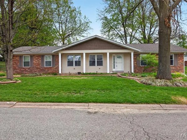 24 Parkwood Dr, Saint Peters, MO 63376