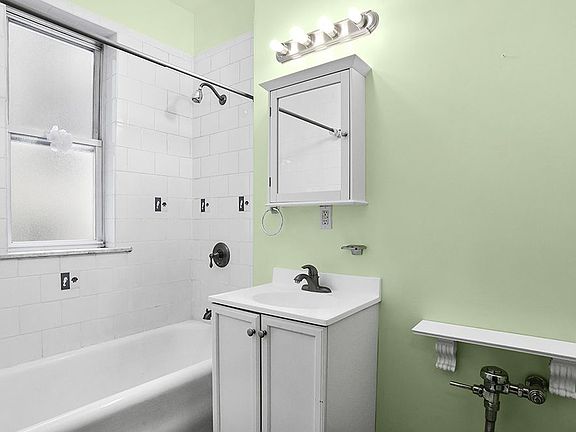 2nd image of 521 41st St APT A5