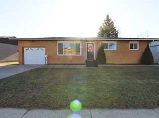 208 25th St NW, Minot, ND 58703