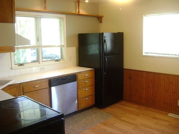 4th image of 806 S Middleboro Ave