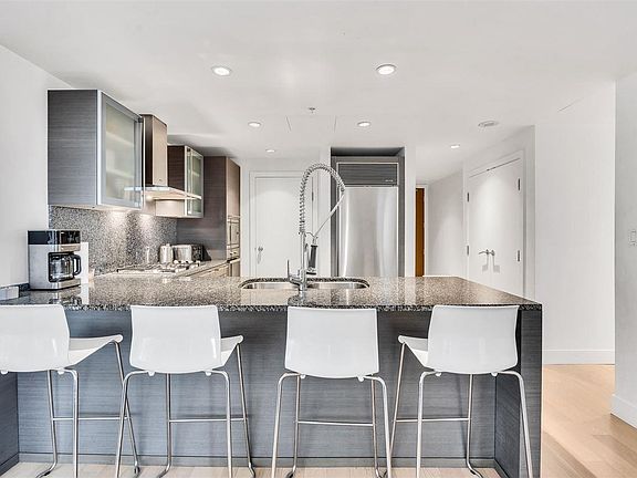 4th image of 1111 Alberni St #2208