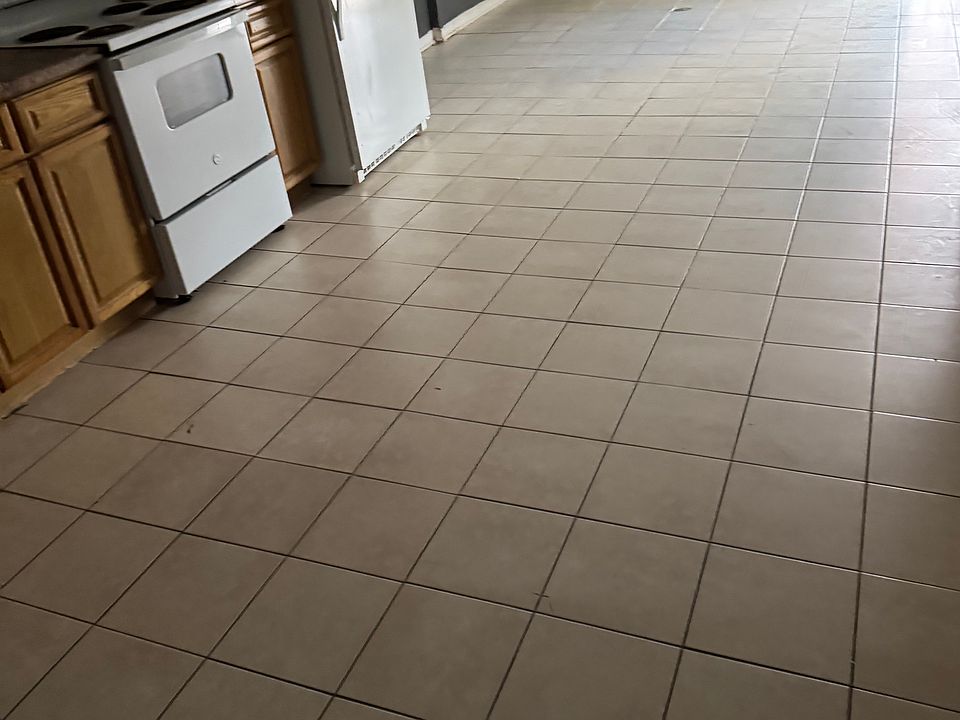 1st image of 5815 Oxford Ave Floor 1