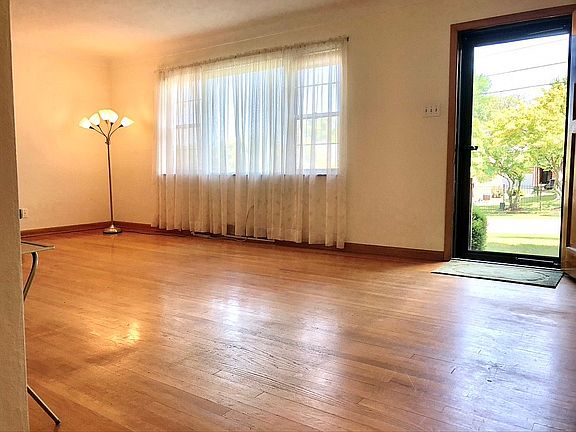 3rd image of 10701 Winthrop Ct