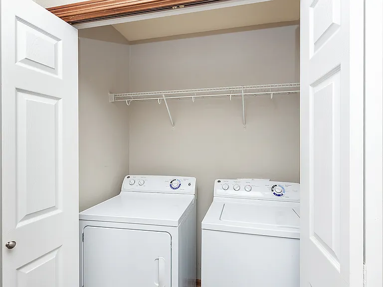 Silver Oak Condos — Photo 35
