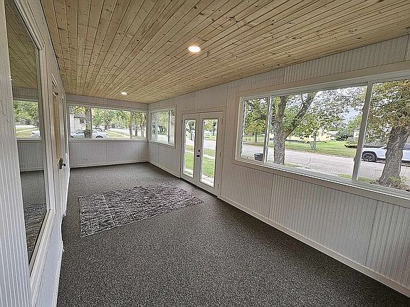 2nd image of 103 S Sheyenne St