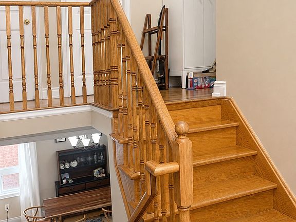 4th image of 19 Stuart Ave N