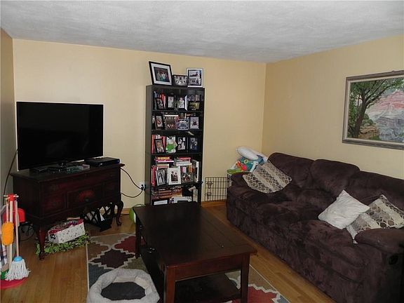 3rd image of 128 Hedley Ave