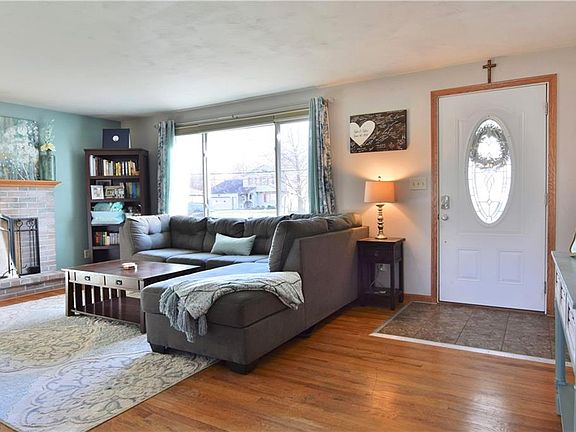 3rd image of 612 Oakridge Dr
