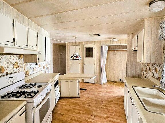 3rd image of 1006 S Cedarcrest Cir