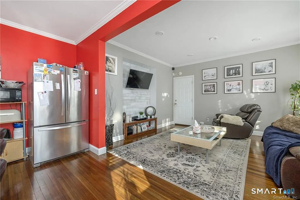 3 bed, 1.0 bath, 1232 sqft, $2,000 — Photo 3