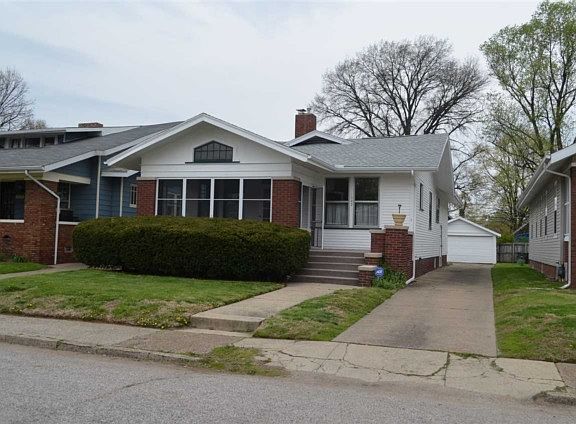 3rd image of 1042 E Chandler Ave