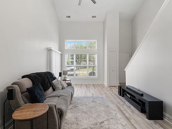 4th image of 25820 Maritime Cir N