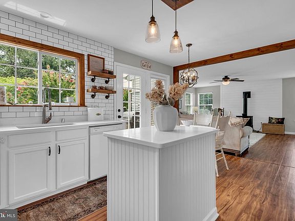 3rd image of 133 Brook Knoll Way