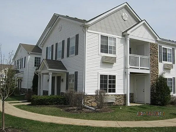 909 Silverstone Dr, Carpentersville, IL 60110