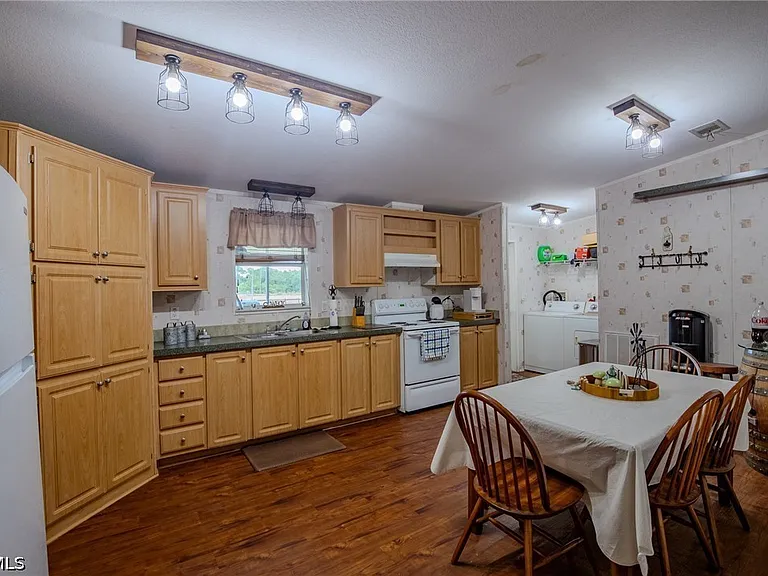 1205 Inverness Ave — Photo 8