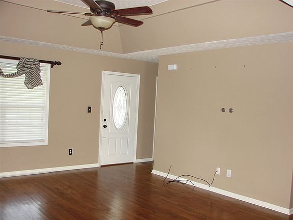 3rd image of 3291 Cave Springs Ave