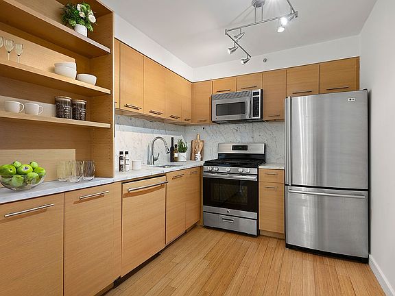 5th image of 100 W 39th St APT 40E