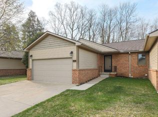 942 Moore Dr, Chelsea, MI 48118