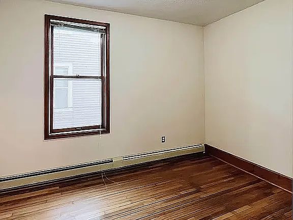4th image of 962 6th St E #1