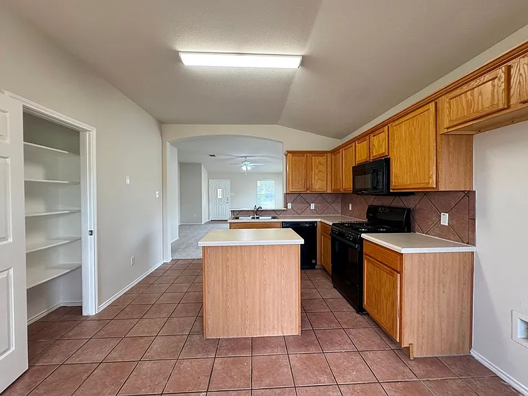 113 Salado Dr — Photo 15