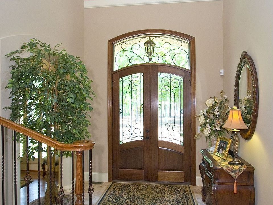 BEAUTIFUL ENTRY WAY