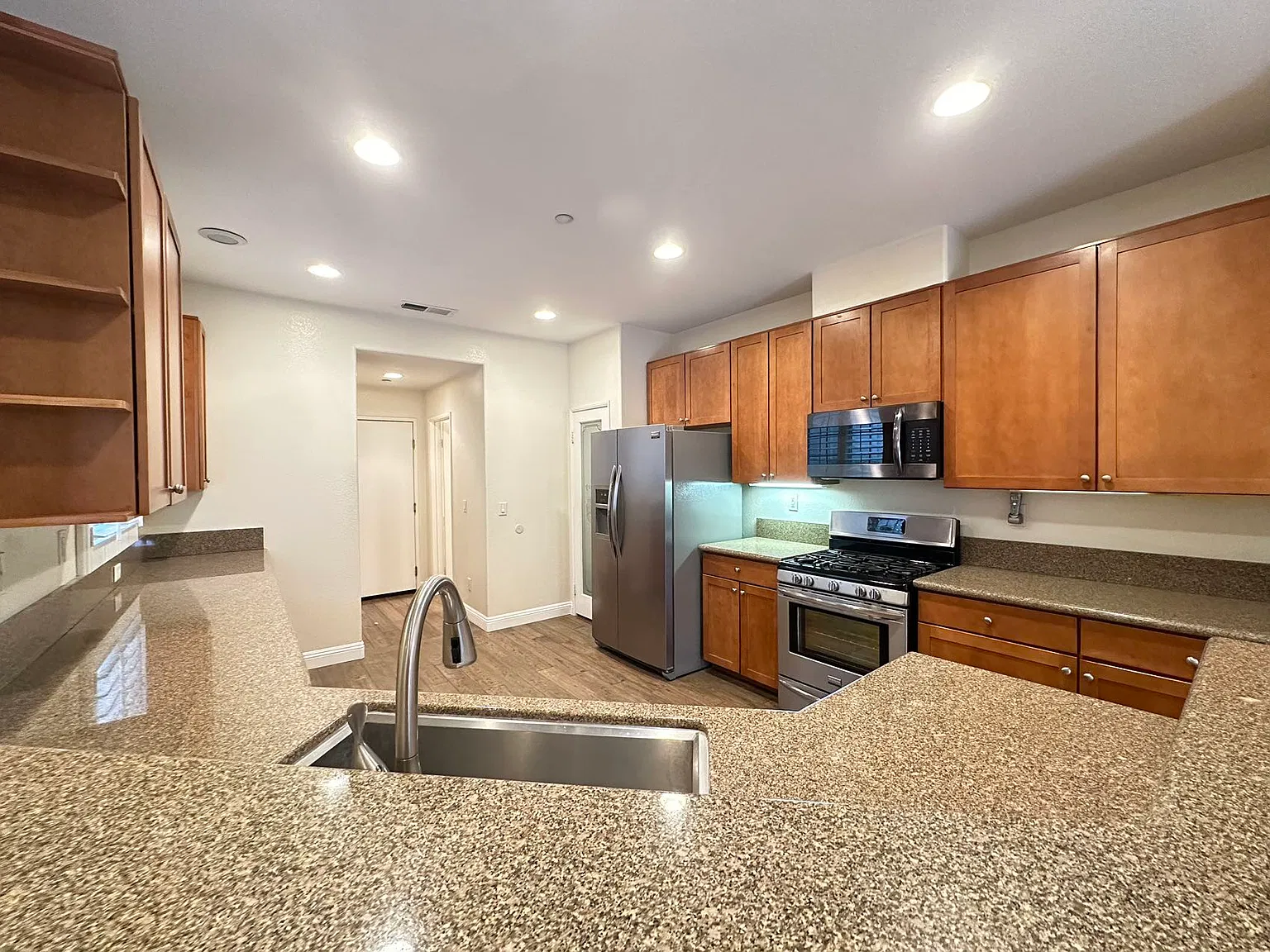 3 bed, 2.5 bath, 1549 sqft, $3,300 — Photo 4